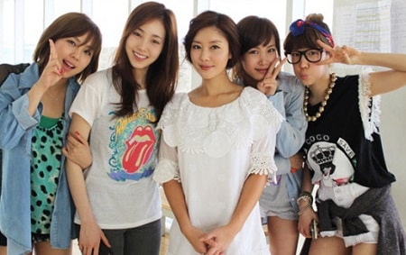 A picture of The members of former K-pop girl group 'Jewelry'.